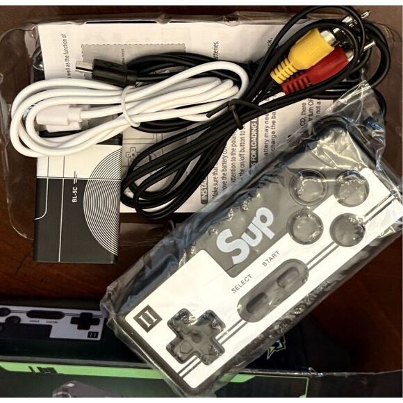 GENERIC - NWT Retro Portable Game Console/520 Classic Games/Multi-Player/TV Play - Picture 9 of 16